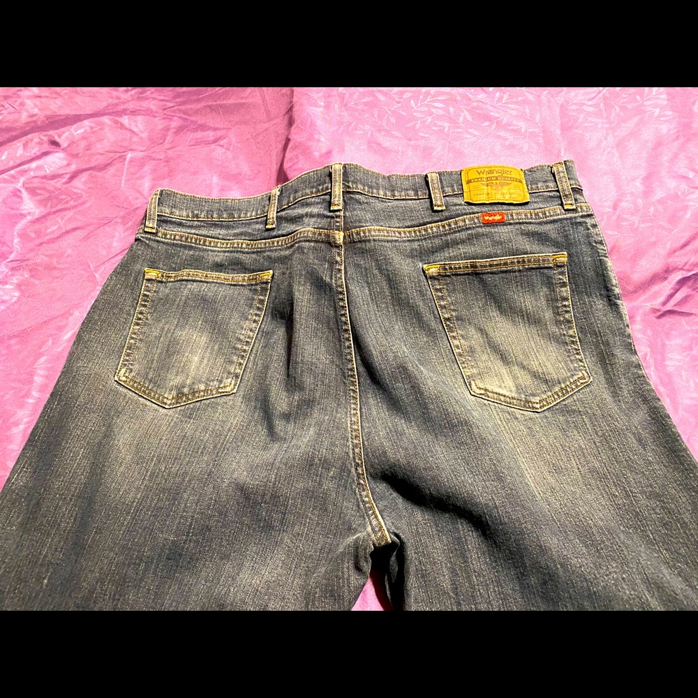 I’m selling these jeans because I lost a bunch of weight and they don’t fit